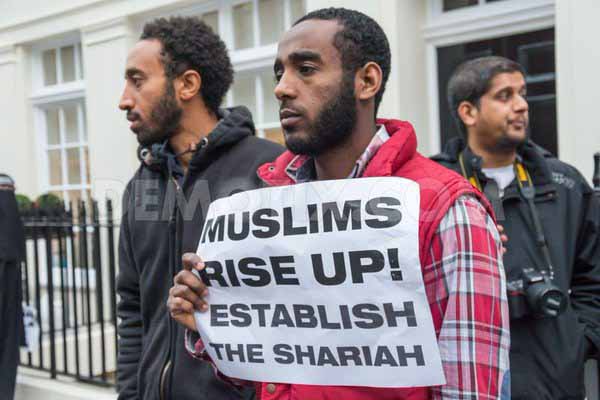 Moslems in England fordern die Einführung der Scharia, des Blutgerichts aus dem Koran. Fuck u. Go home. #Date:04.2016#